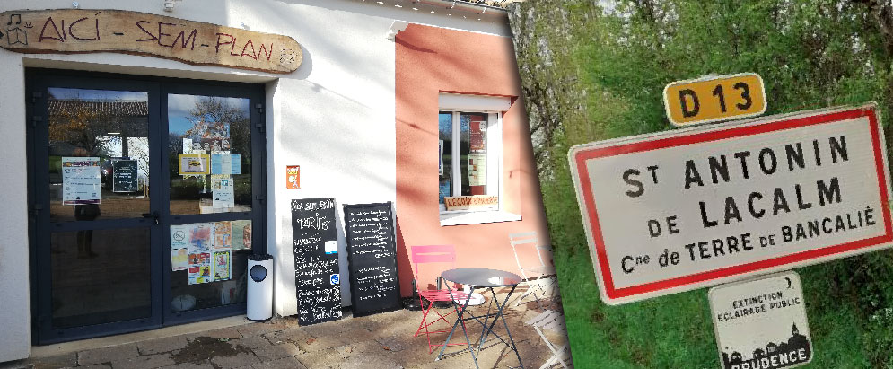 Photos : le café vu de l'extérieur, le panneau du village