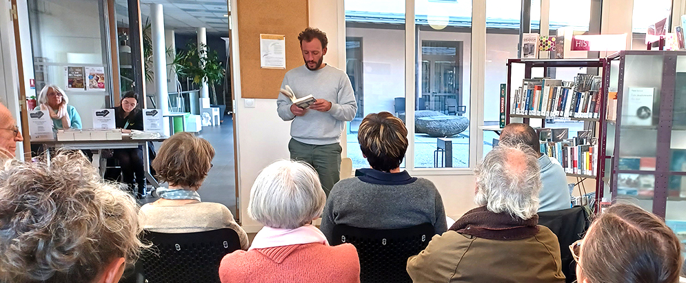 Photo : Auteur lit devant le public.