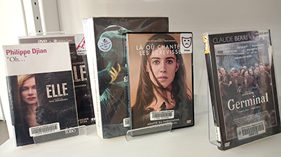 Photo d'une etagère avec les livres et les DVD