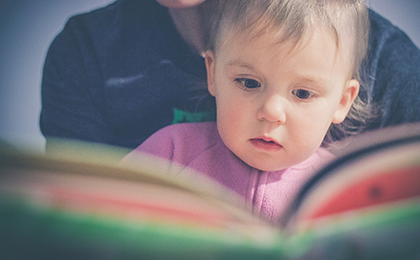 Un bébé avec un livre